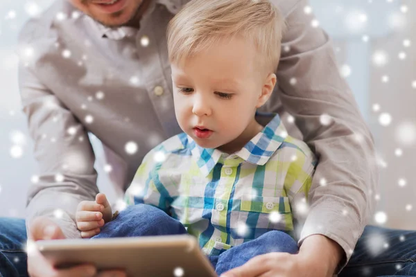 Ojciec i syn z tabliczka pc gra w domu — Zdjęcie stockowe