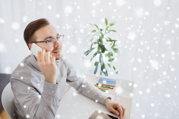 Feliz criativo masculino trabalhador chamando em smarphone — Fotografia de Stock