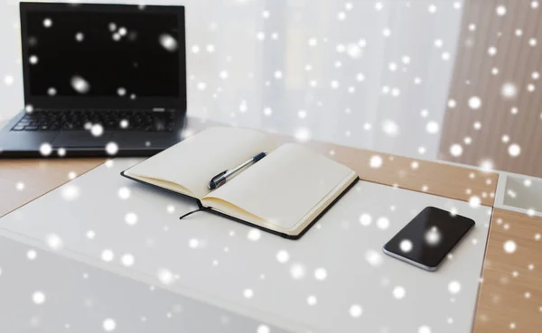 Notebook, laptop e smartphone na mesa de escritório — Fotografia de Stock
