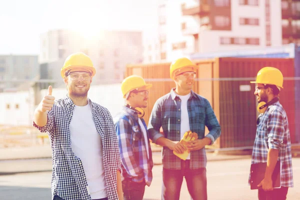 Mosolygó építők, szabadban hardhats csoportja — Stock Fotó