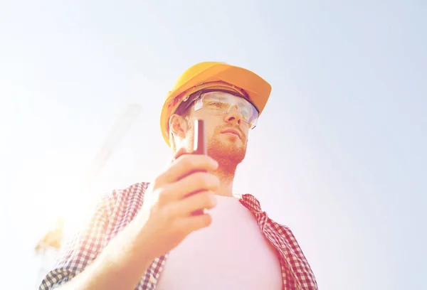 Costruttore in hardhat with radio — Foto Stock