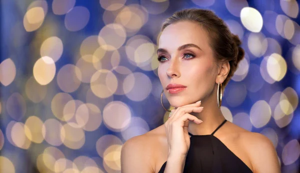 Bela mulher de preto usando jóias de diamante — Fotografia de Stock