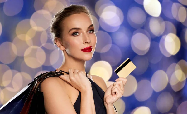 신용카드와 쇼핑백을 들고 있는 여자 — 스톡 사진
