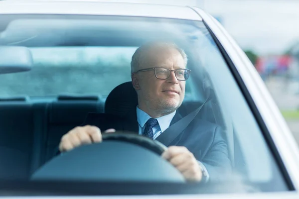 Felice uomo d'affari anziano guida auto — Foto Stock