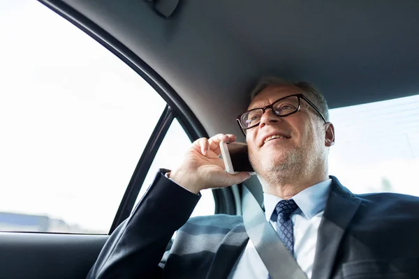 Hombre de negocios senior llamando en el teléfono inteligente en el coche —  Fotos de Stock