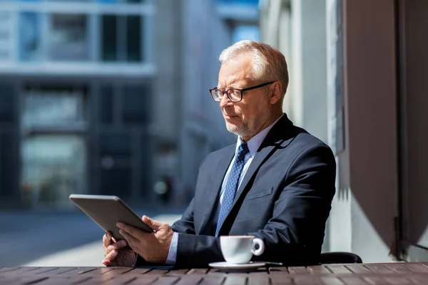 Senior businessman with tablet pc drinking coffee — Stock Photo, Image