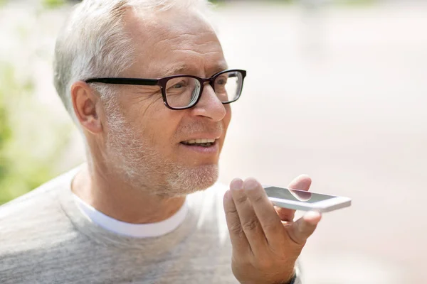 Homem velho usando gravador de comando de voz no smartphone — Fotografia de Stock