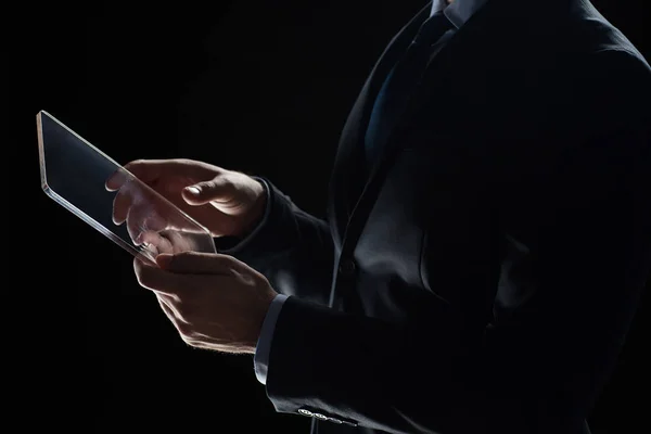 Primer plano de hombre de negocios con la tableta transparente PC — Foto de Stock