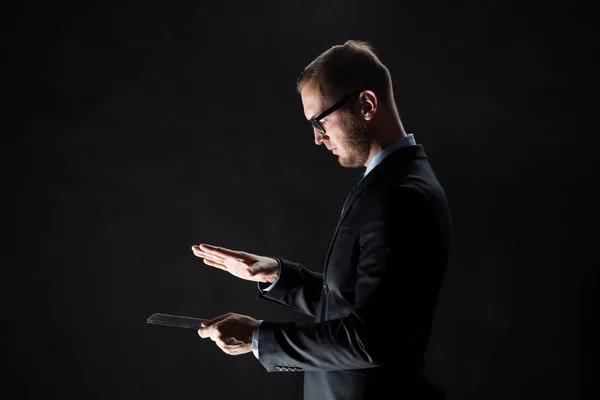Nahaufnahme eines Geschäftsmannes mit transparentem Tablet-PC — Stockfoto