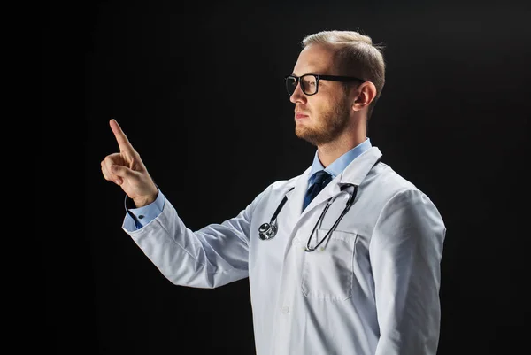 Doctor en bata blanca con estetoscopio — Foto de Stock