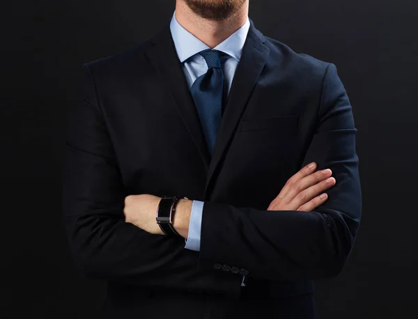 Hombre de negocios en traje y smartwatch — Foto de Stock