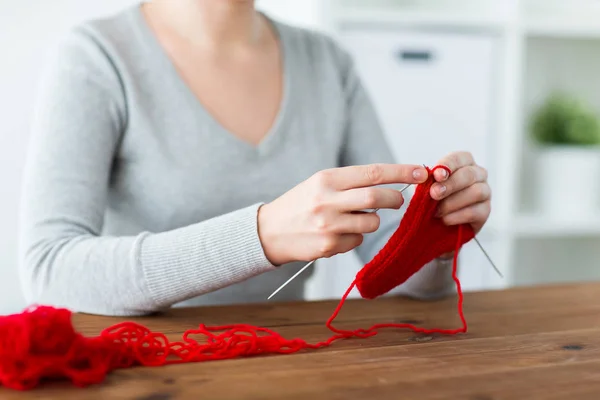 Kvinna händer stickning med nålar och garn — Stockfoto