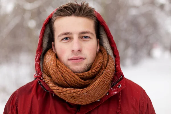 Mutlu adam açık havada kukuleta ile kış ceketli — Stok fotoğraf