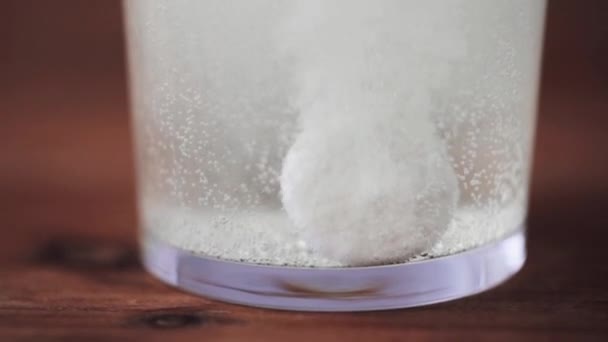 Brausetabletten lösen sich in Glas Wasser auf — Stockvideo