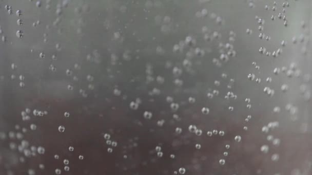 Газированный напиток или пузырьки, плавающие в воде — стоковое видео