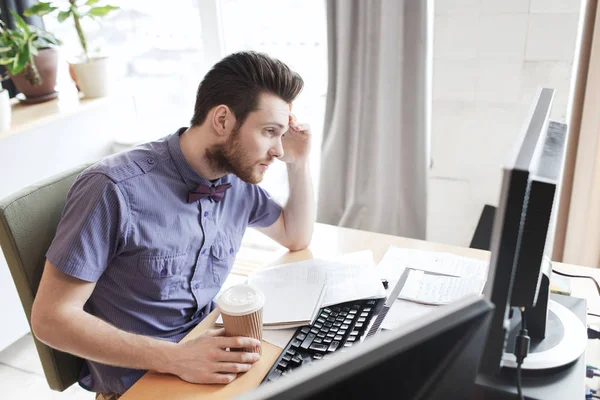 Creativo lavoratore maschile con computer bere caffè — Foto Stock