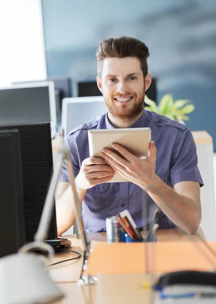 Trabalhador de escritório masculino criativo feliz com tablet pc — Fotografia de Stock