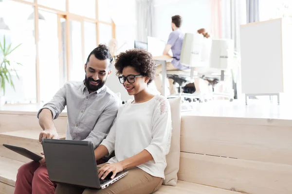 Equipo creativo con ordenador portátil y tableta PC en la oficina — Foto de Stock