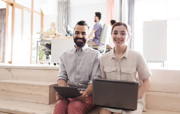 Kreativteam mit Laptop und Tablet-PC im Büro — Stockfoto