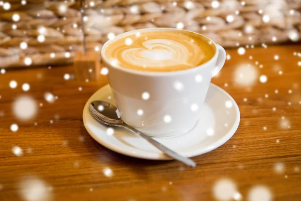 Close up de xícara de café com desenho em forma de coração — Fotografia de Stock