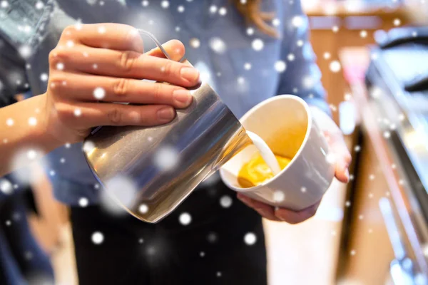 Nahaufnahme einer Frau, die im Geschäft oder Café Kaffee kocht — Stockfoto