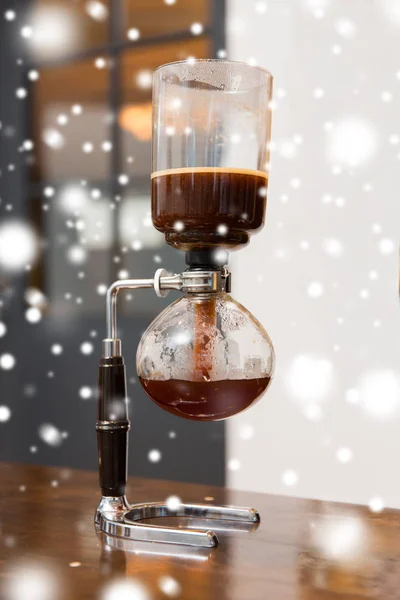 Nahaufnahme von Siphon-Vakuum-Kaffeemaschine im Geschäft — Stockfoto