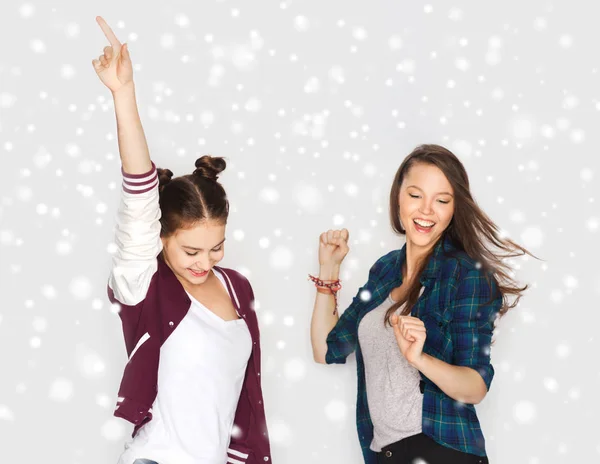 Счастливые улыбающиеся симпатичные девочки-подростки танцуют — стоковое фото