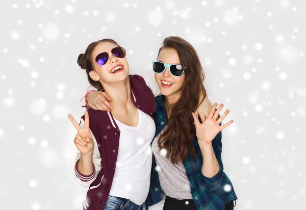 Sorridente ragazze adolescenti in occhiali da sole che mostrano la pace — Foto Stock