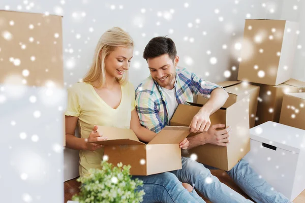 Leende par med många lådor flytta till nytt hem — Stockfoto
