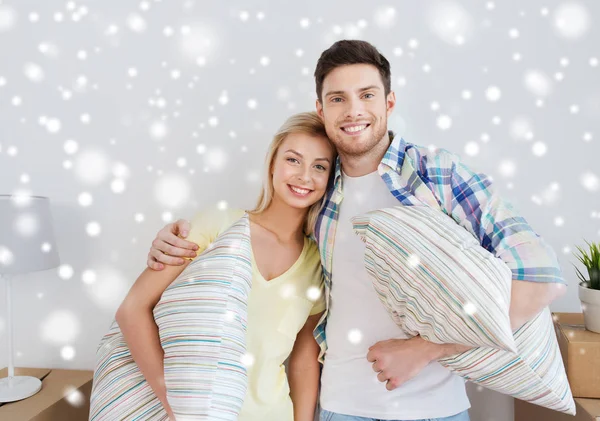 Happy couple pillows moving to new home — Stock Photo, Image