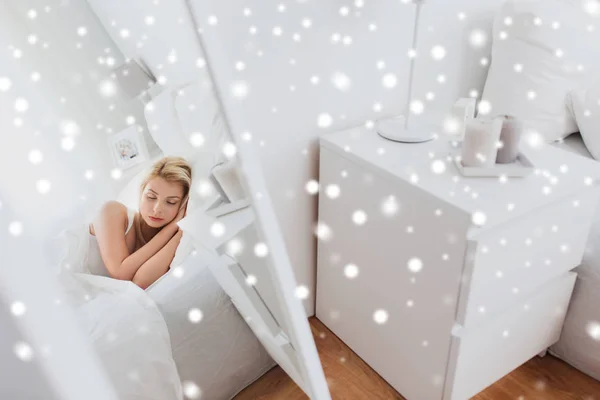Junge Frau schläft zu Hause im Bett — Stockfoto
