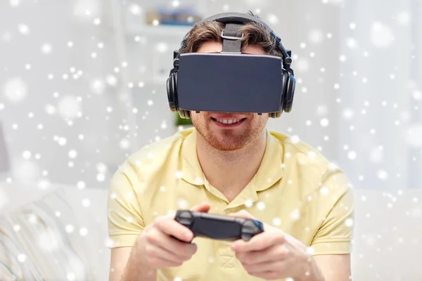 Hombre en auriculares de realidad virtual con controlador —  Fotos de Stock