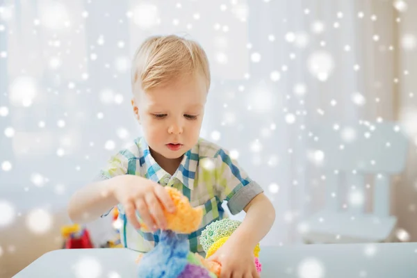 Niño pequeño y feliz con bola de arcilla en casa — Foto de Stock