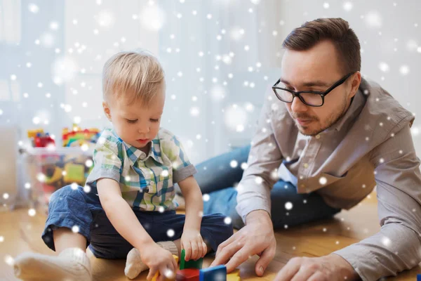 Vader en zoon spelen met blokken thuis — Stockfoto