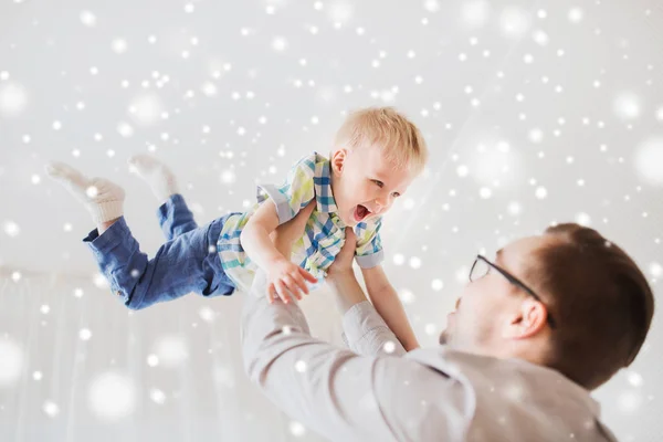 Padre con hijo jugando y divirtiéndose en casa — Foto de Stock