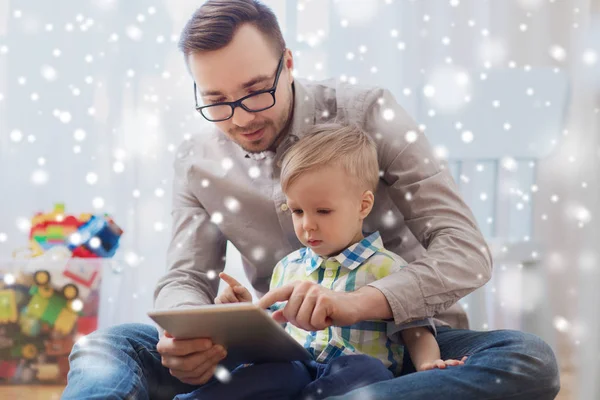 Padre e figlio con tablet PC giocare a casa — Foto Stock