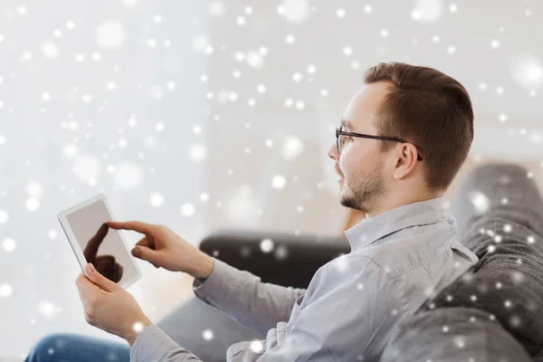 Lächelnder Mann, der zu Hause mit Tablet-PC arbeitet — Stockfoto