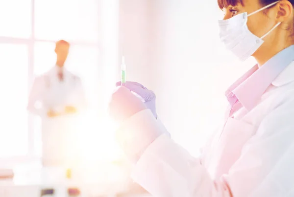 Médico fêmea segurando seringa com injeção — Fotografia de Stock