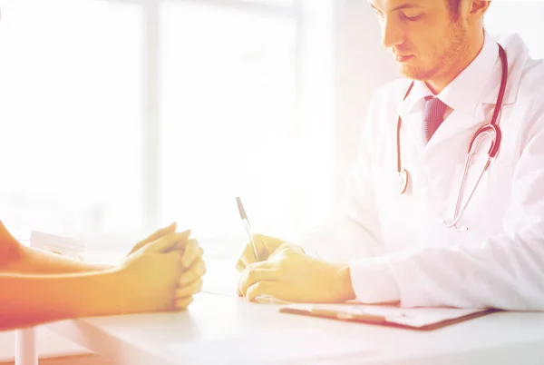 Patient and doctor taking notes — Stock Photo, Image