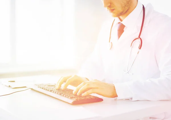 Médico varón escribiendo en el teclado —  Fotos de Stock