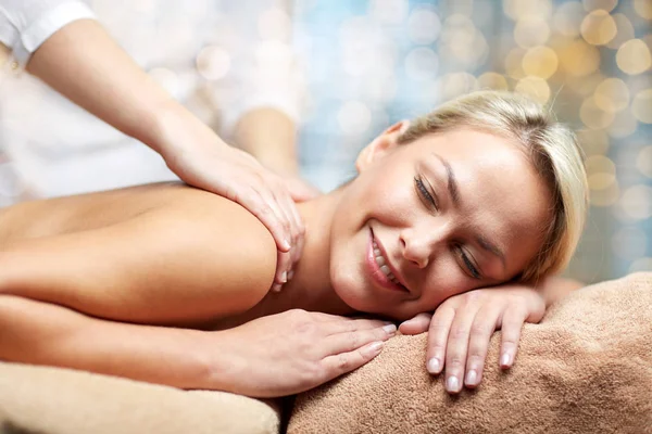 Крупним планом жінка лежить і масаж в спа-центрі — стокове фото