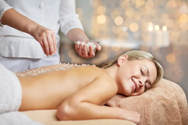 Primer plano de la mujer acostada y teniendo masaje en el spa — Foto de Stock