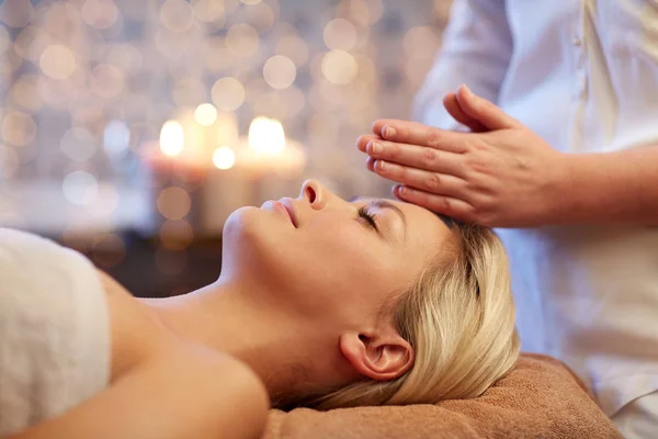Крупним планом жінка має масаж обличчя в спа-центрі — стокове фото
