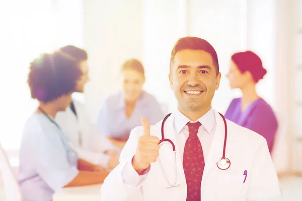 Médico feliz sobre el grupo de médicos en el hospital — Foto de Stock