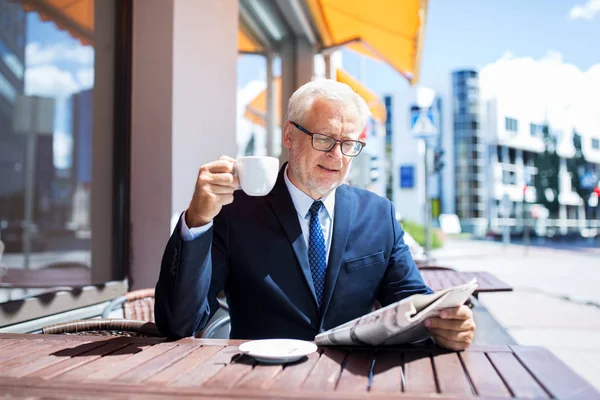 Kahve içme gazete ile üst düzey iş adamı — Stok fotoğraf