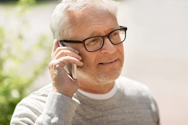 Feliz hombre mayor que llama en el teléfono inteligente en la ciudad —  Fotos de Stock