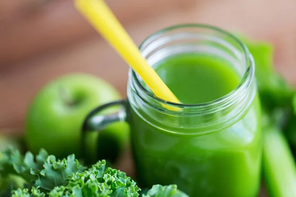 Primer plano de la jarra con jugo verde y verduras — Foto de Stock