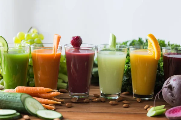 Glasögon med olika frukt- eller grönsaksjuice — Stockfoto