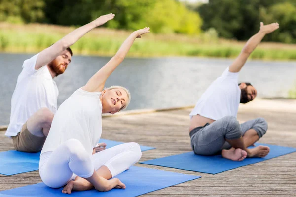 Grupp människor som gör yogaövningar utomhus — Stockfoto