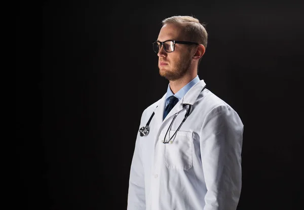 Лікар у білому пальто зі стетоскопом — стокове фото